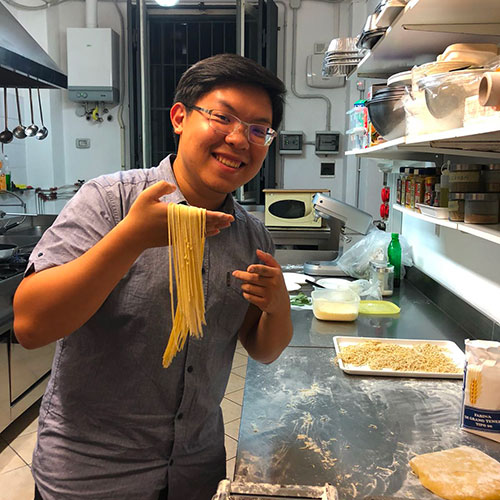 Lezione di cucina italiana sulla preparazione della pasta 