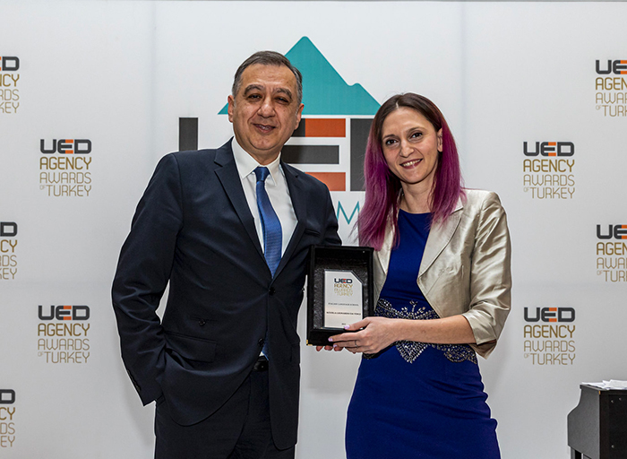 Gessica Zorz receiving the UED Award for the Best Italian language school in Italy