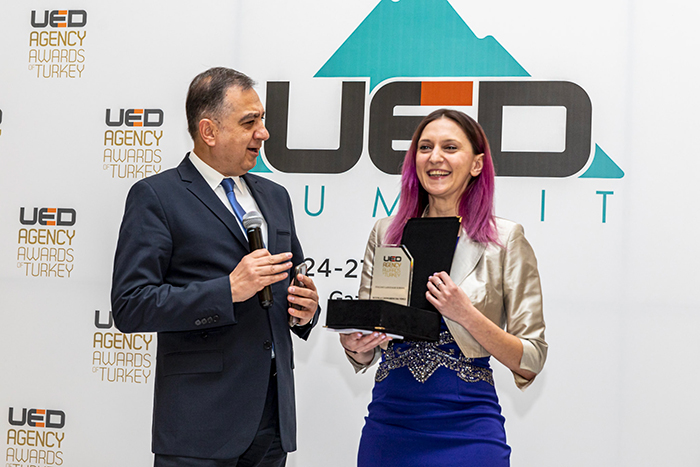 Gessica Zorz receiving the UED Award for the Best Italian language school in Italy